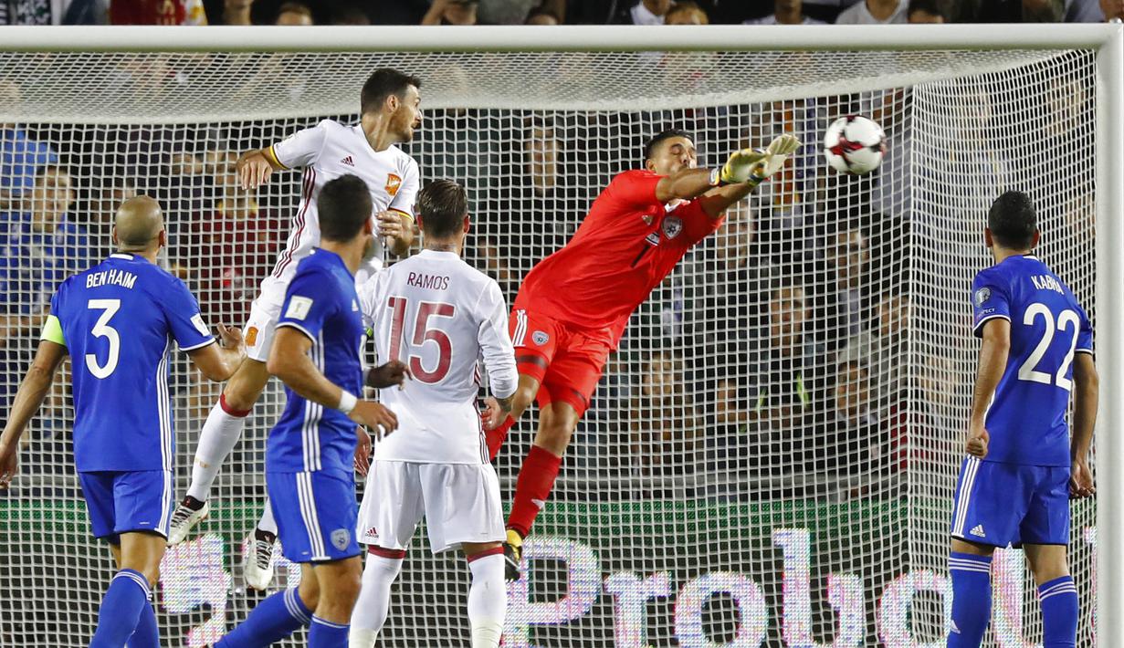 Kiper Israel, Ariel Harosh, mengamankan gawangnya saat melawan Spanyol pada laga kualifikasi Piala Dunia 2018 di Stadion Teddy, Yerusalem,Senin (9/10/2017). Israel kalah 0-1 dari Spanyol. (AFP/Jack Guez)