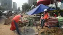 Pekerja menyelesaikan proyek pembangunan trotoar di Jalan MH Thamrin,Jakarta,Kamis (19/7). Jelang Asian Games 2018, pengerjaan infrastruktur di Jakarta terus dikebut. (Merdeka.com/Imam Buhori)