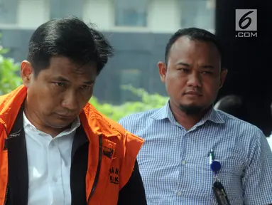 Anggota DPR Fraksi Golkar Bowo Sidik Pangarso (kiri) menundukkan kepala saat tiba di Gedung KPK, Jakarta, Kamis (4/4). Bowo kembali menjalani pemeriksaan oleh penyidik KPK. (merdeka.com/Dwi Narwoko)