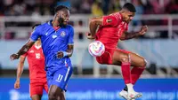 Pemain Arema FC, Charles Lokoli Ngoy (kiri) berebut bola dengan pemain Borneo FC, Ronaldo de Souza pada laga final Piala Presiden 2024 di Stadion Manahan, Solo, Minggu (4/8/2024). (Bola.com/Bagaskara Lazuardi)