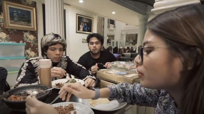 Momen Atta Halilintar masak sahur buat Aurel Hermansyah. (Sumber: YouTube/Atta Halilintar)