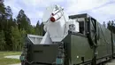 Sebuah truk militer Rusia dengan senjata laser terpasang di atasnya ditunjukkan di lokasi yang tidak diketahui di Rusia. Presiden Vladimir Putin mengklaim bahwa persenjataan mereka tidak dapat dicegat oleh musuh. (RU-RTR Russian Television via AP)