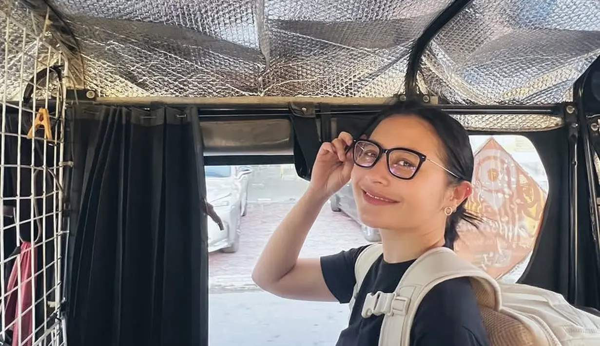 Negara pertama yang dikunjungi saat Prilly backpackeran ialah Kamboja. Selama trip, ia pub tampil santai seperti mengenakan atasan kaos lengan pendek hitam. [@prillylatuconsina96]