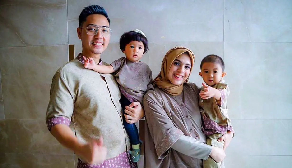 Ini momen Nycta Gina, Kinos, Uta, dan Uti saat merayakan hari lebaran 1440 H lalu. Mengenakan pakaian yang senanda, memperlihatkan keluarga ini selalu kompak, kan. (Sumber: Liputan6.com/IG/@missnyctagina)