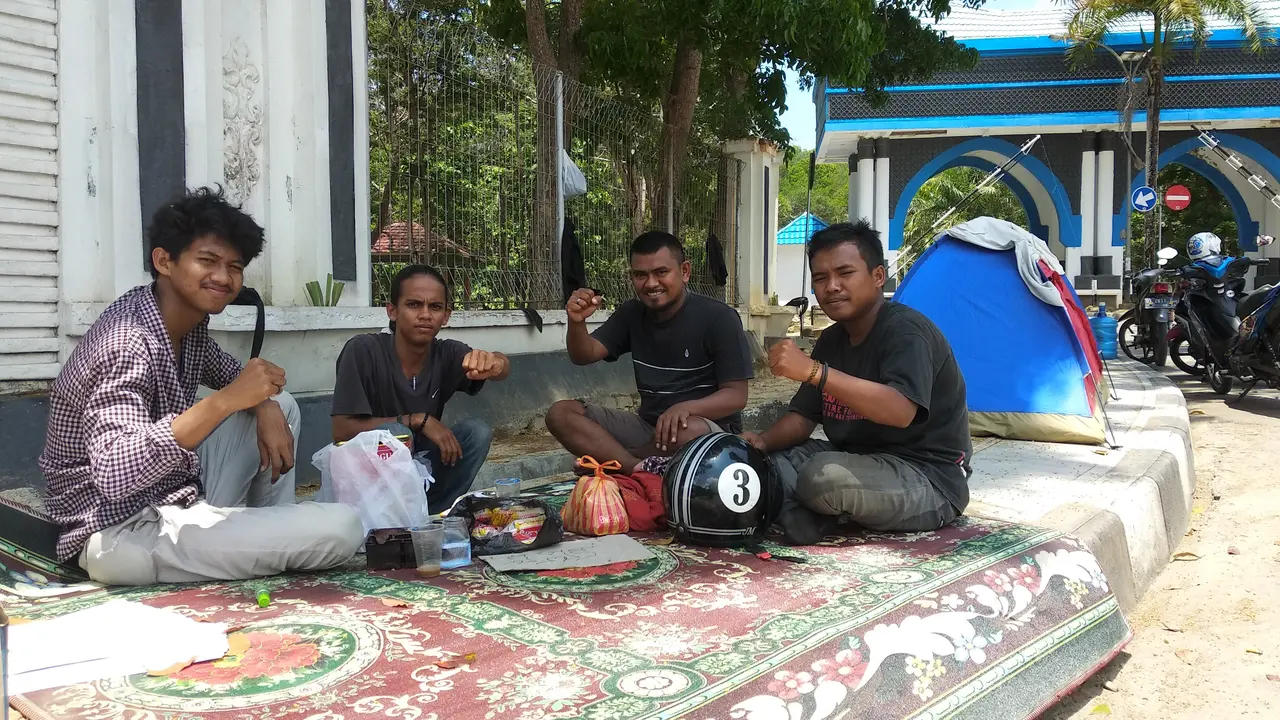 Tenda yang dibangun mahasiswa di depan Polda Sulawesi Tenggara, sejak 2 Oktober 2019 hingga Minggu (20/10/2019).(Liputan6.com/Ahmad Akbar Fua)