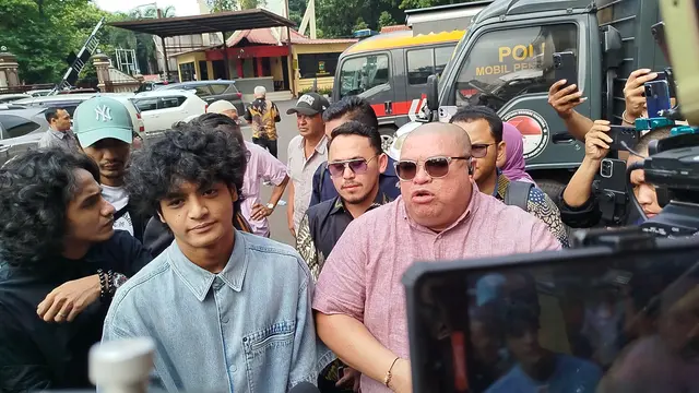 TikTokers Vadel Badjideh bersama penasihat hukumnya, Razman Arif Nasution, menghadiri panggilan Polres Metro Jakarta Selatan, Jumat (4/10/2024). Vadel dipanggil terkait kasus dugaan pencabulan dan aborsi ilegal terhadap anak Nikita Mirzani, Lolly.