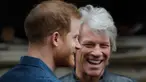 Pangeran Harry (kiri) berbincang dengan penyanyi AS, Jon Bon Jovi setibanya di Abbey Road Studios, London, Jumat (28/2/2020). Pentolan Bon Jovi dan Pangeran Harry akan bertemu dengan paduan suara Invictus Games untuk merekam lagu untuk amal. (Tolga AKMEN / AFP)