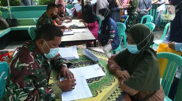 Petugas melayani warga saat penyaluran bantuan langsung tunai (BLT) minyak goreng di Koramil 02 Beji, Kota Depok, Jawa Barat, Kamis (19/5/2022). Pemerintah melalui TNI mendistribusikan BLT minyak goreng sebesar Rp300 ribu per orang untuk masyarakat penerima manfaat. (merdeka.com/Arie Basuki)