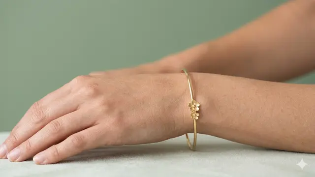 Model Gelang Emas Elegan Motif Bunga Kecil Tanpa Batu. Gemini