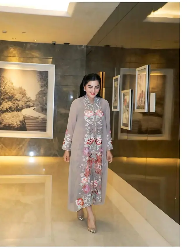 6 Potret Outfit Kebaya Ashanty di Kondangan Teman Kuliah, Inspirasi Gaya Elegan