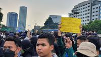 Mahasiswa Demo Depan DPR, Bawa Spanduk Satire Singgung Mahal Minyak Goreng dari Skincare. (Merdeka.com)