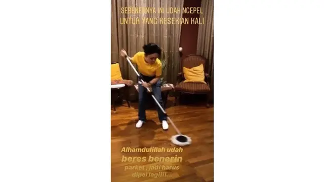 6 Momen Yuni Shara saat Bersihkan Rumah Usai Banjir, Ngepel Lantai