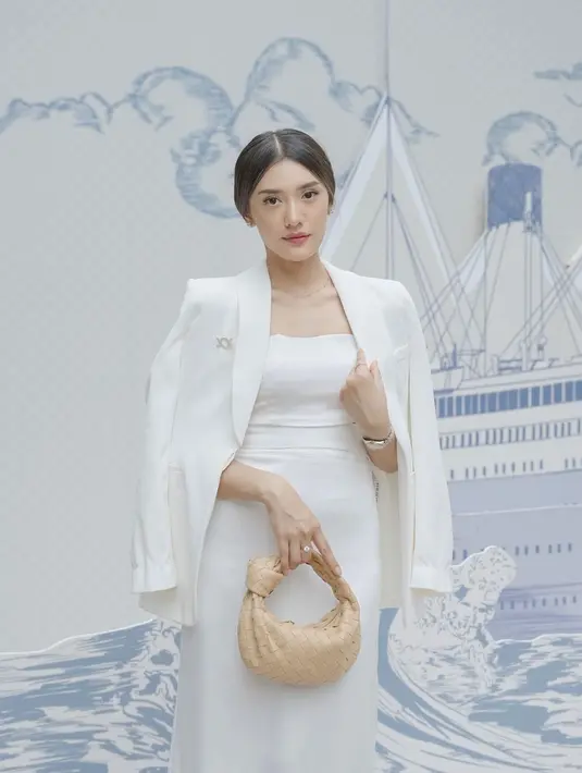 Anissa Azizah tampil super clean dengan white on white yang feminin. Tas Bottega cokelat jadi aksen yang kontras. [@anissaazizah]