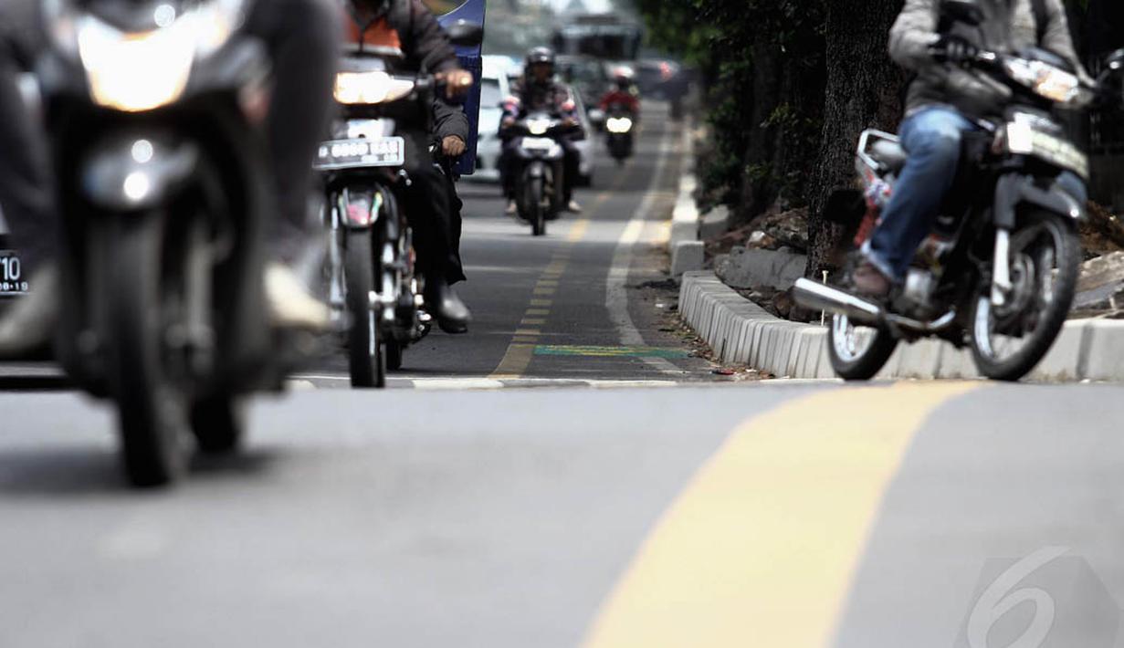 Minimnya jalur khusus sepeda yang tersedia di Jakarta membuat para pengguna sepeda harus berebut jalan dengan kendaraan bermotor. Foto diambil pada Kamis (4/12/2014). (Liputan6.com/Faizal Fanani)