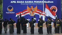 Anggota Garda Pemuda NasDem menggelar apel siaga memperingati Hari Lahir Pancasila di Tugu Proklamasi, Jakarta, Senin (1/6/2015). Apel yang dipimpin oleh Ketua DPP Victor Laiskodat tersebut diikuti ratusan anggota. (Liputan6.com/Herman Zakharia)