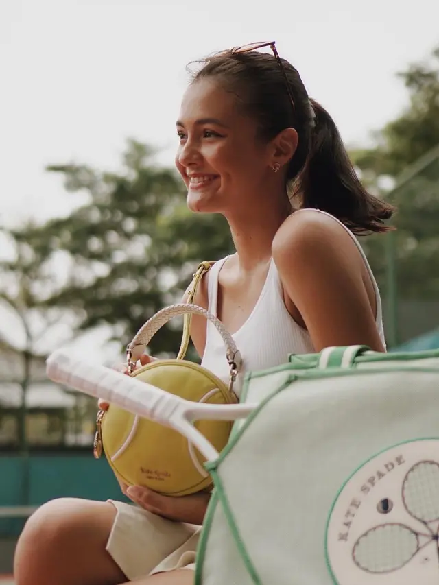 6 Gaya Amanda Rawles di Lapangan Tenis Ini Tampil Menawan