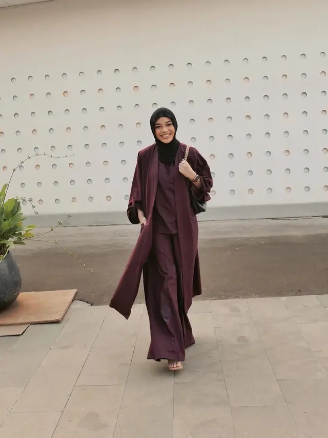 Gaya Aurel Hermansyah, Tampil dengan Busana Modest Warna Cokelat Mahogany yang Diprediksi Jadi Tren Lebaran 2025