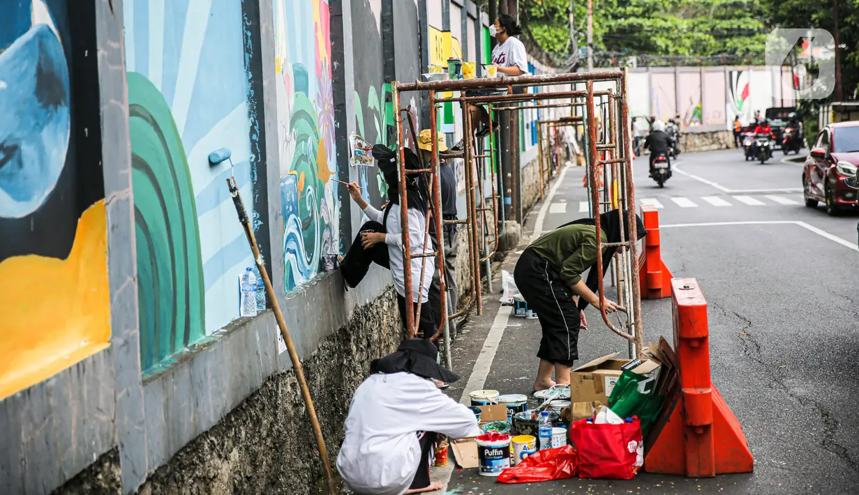 Seniman menyelesaikan pembuatan mural di kawasan Ragunan, Jakarta, Kamis (29/9/2022). Mural yang dibuat oleh seniman milenial dan Komunitas Ruang Seni Rupa tersebut bertemakan 'Jakarta untuk Indonesia'. (Liputan6.com/Faizal Fanani)