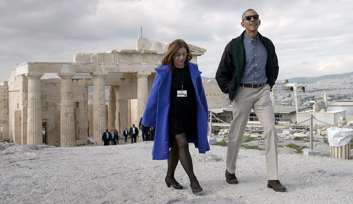 Barack Obama bersama Eleni Banou berjalan mengelilingi situs peninggalan Parthenon saat berkunjung ke Athena, Yunani (16/11). (AFP/Brendan Smialowski)