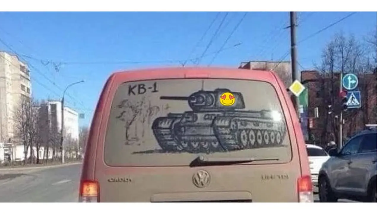 8 Gambar di Kaca Belakang Mobil Berdebu Ini Keren Banget, Estetik