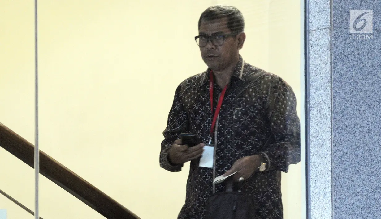 Mantan Wakil Bupati Bekasi, Rohim Mintareja menuju ruangan pemeriksaan di Gedung KPK, Jakarta, Kamis (24/1). Rohim Mintareja diperiksa sebagai saksi untuk tersangka Bupati nonaktif Neneng Hasanah Yasin. (Merdeka.com/Dwi Narwoko)