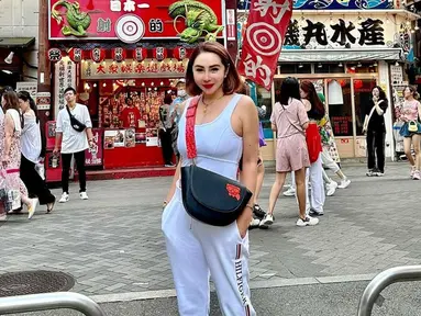 Dalam akun Instagram, Femmy Permatasari cukup sering mengunggah momen saat liburan di luar negeri. Kali ini, dirinya tengah berlibur di Jepang bersama sang putri serta sahabat. (Liputan6.com/IG/@femmypermatasari)