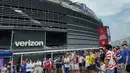 Suporter dari berbagai negara memadati area Fan Zone di luar MetLife Stadium untuk menyaksikan laga Prancis melawan Swedia pada babak 32 besar Piala Dunia 2026 di New York, New Jersey, Amerika Serikat, Selasa (30/6/2026) waktu setempat atau Rabu (1/7/2026) dini hari WIB. Layar raksasa menjadi pusat perhatian sebelum dan selama pertandingan berlangsung. (KLY Sports/Hery Kurniawan)