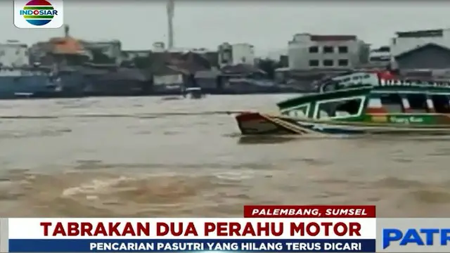 Petugas Gabungan mencari pasutri yang tenggelam dalam peristiwa tabrakan dua perahu motor cepat di Sungai Musi.