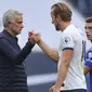 Manajer Tottenham Hotspur Jose Mourinho (kiri) memberi selamat kepada Harry Kane usai pertandingan Premier League di Stadion Tottenham Hotspur, London, Minggu (19/7/2020). Tottenham Hotspur mencukur Leicester City 3-0. (Richard Heathcote/Pool Photo via AP)