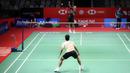 Pebulu tangkis tunggal putra Indonesia, Jonatan Christie (atas) dan Anthony Sinisuka Ginting melakukan latihan menjelang Indonesia Open 2023 di Istora Senayan, Jakarta, Senin (12/06/2023). Turnamen BWF Super 1000 tersebut diikuti oleh 268 atlet dari 20 negara yang berlangsung pada 13-18 Juni 2023. (Bola.com/Bagaskara Lazuardi)