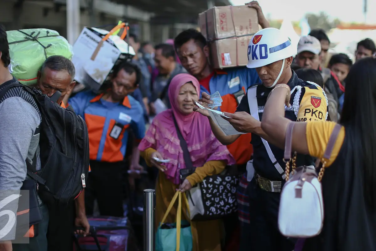 20160703-H-3 Pemudik Mulai Padati Stasiun Kereta Api Senen