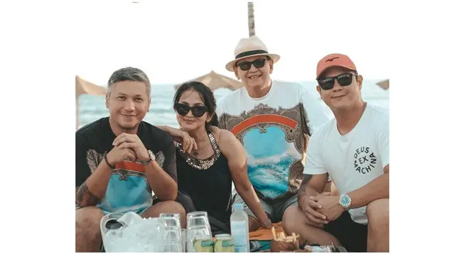 6 Potret Kompak Keluarga Roy Marten Liburan di Bali, Penuh Kehangatan