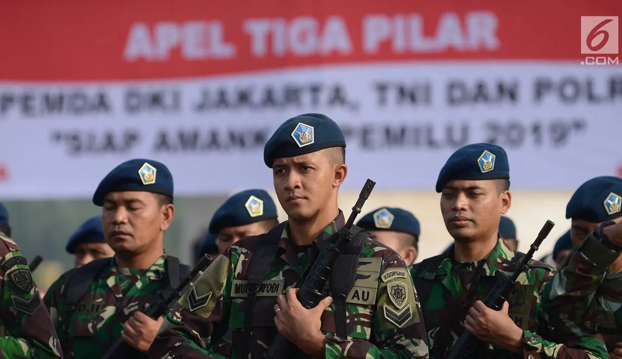 Prajurit TNI mengikuti apel tiga pilar pengamanan pemilu serentak di Lapangan Monas, Jakarta, Rabu (27/2). Pemprov DKI menggelar apel siaga pengamanan Pemilu 2019 pada 17 April  mendatang bersama Polri dan TNI. (Merdeka.com/Imam Buhori)