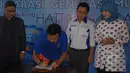 Ketua Umum DPP Matara, Bima Arya menandatangani surat dukungan terhadap calon Ketua Umum PAN 2015 - 2020 di jakarta, sabtu (14/2/2015). (Liputan6.com/Herman Zakharia)