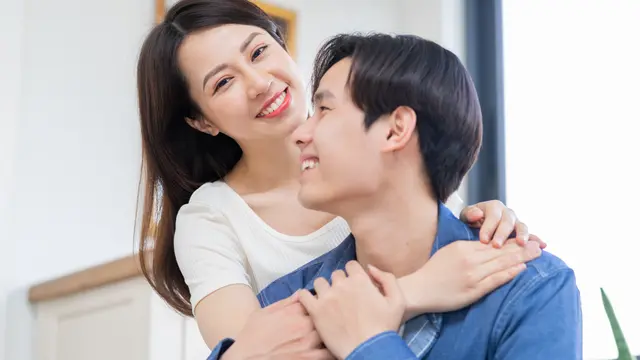 perempuan dan pasangan oktober cinta tulus