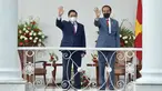 Presiden Joko Widodo (kanan) dan Perdana Menteri (PM) Vietnam Pham Minh Chinh melambaikan tangan di Istana Kepresidenan Bogor, Jawa Barat, Jumat (23/4/2021). Jokowi menggelar pertemuan bilateral dengan PM Pham Minh Chinh untuk membahas kerja sama antara kedua negara. (FOTO: Biro Pers Kepresidenan)