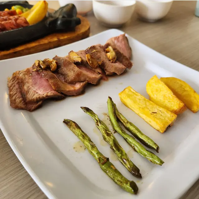 6 Potret Steak Tak Sesuai Ekspektasi Ini Bikin Elus Dada, Plating Enggak Menarik