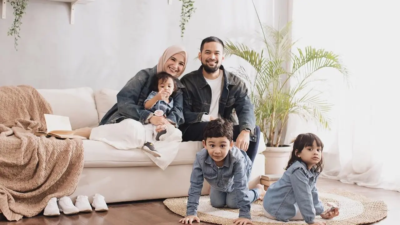 6 Potret Teuku Wisnu Bermain Bersama Sang Buah Hati Saat ‘Di Rumah Aja’, Seru Banget