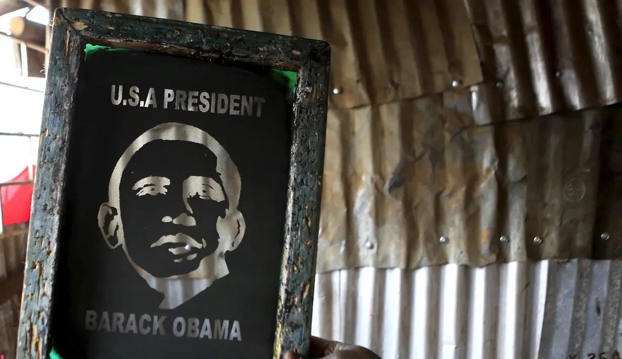 Gambar Presiden AS, Barack Obama di sebuah alat sablon, Kibera, Kenya, Kamis (23/7/2015). Pembuatan kaos bergambar Barack Obama sebagai sambutan kepada Obama yang akan melakukan kunjungan kenegaraan ke Kenya pada Jumat (24/7). (REUTERS/Noor Khamis)
