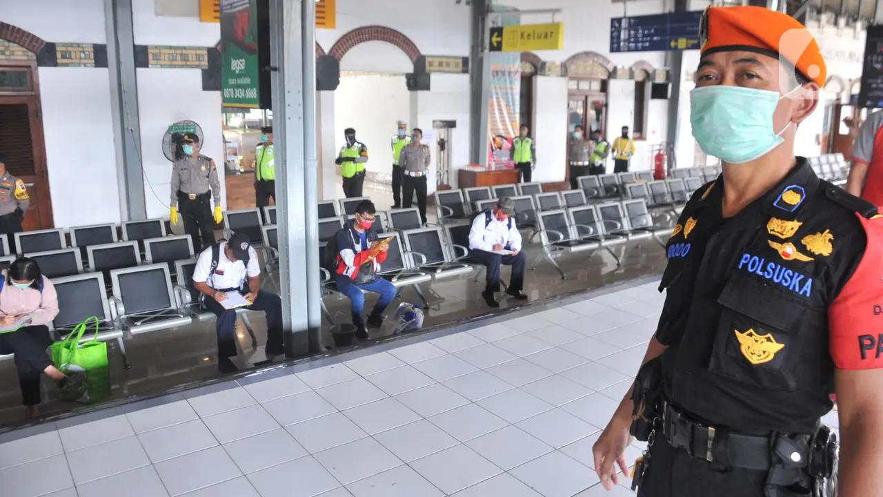 Cegah Corona Covid-19, Stasiun Tawang Semarang Sterilisasi Penumpang