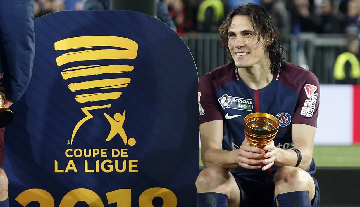 Cara Edinson Cavani merayakan keberhasilan timnya meraih Coupe De La Ligue di Stade Matmut Atlantique, Bordeaux, Sabtu (31/3/2018) waktu setempat. Cavani mencetak dua gol untuk PSG. (AP/Thibault Camus)