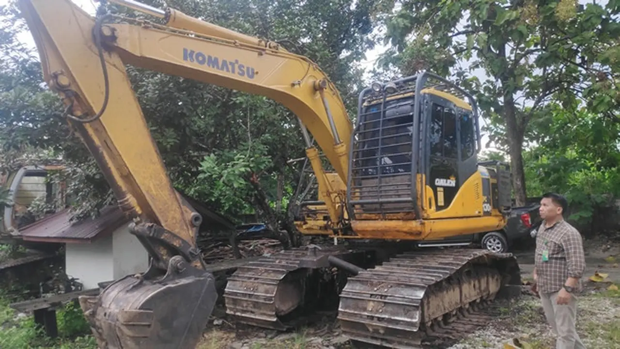 Alat berat yang disita oleh BBKSDA Riau dari perambahan Cagar Biosfer Giam Siak Kecil.