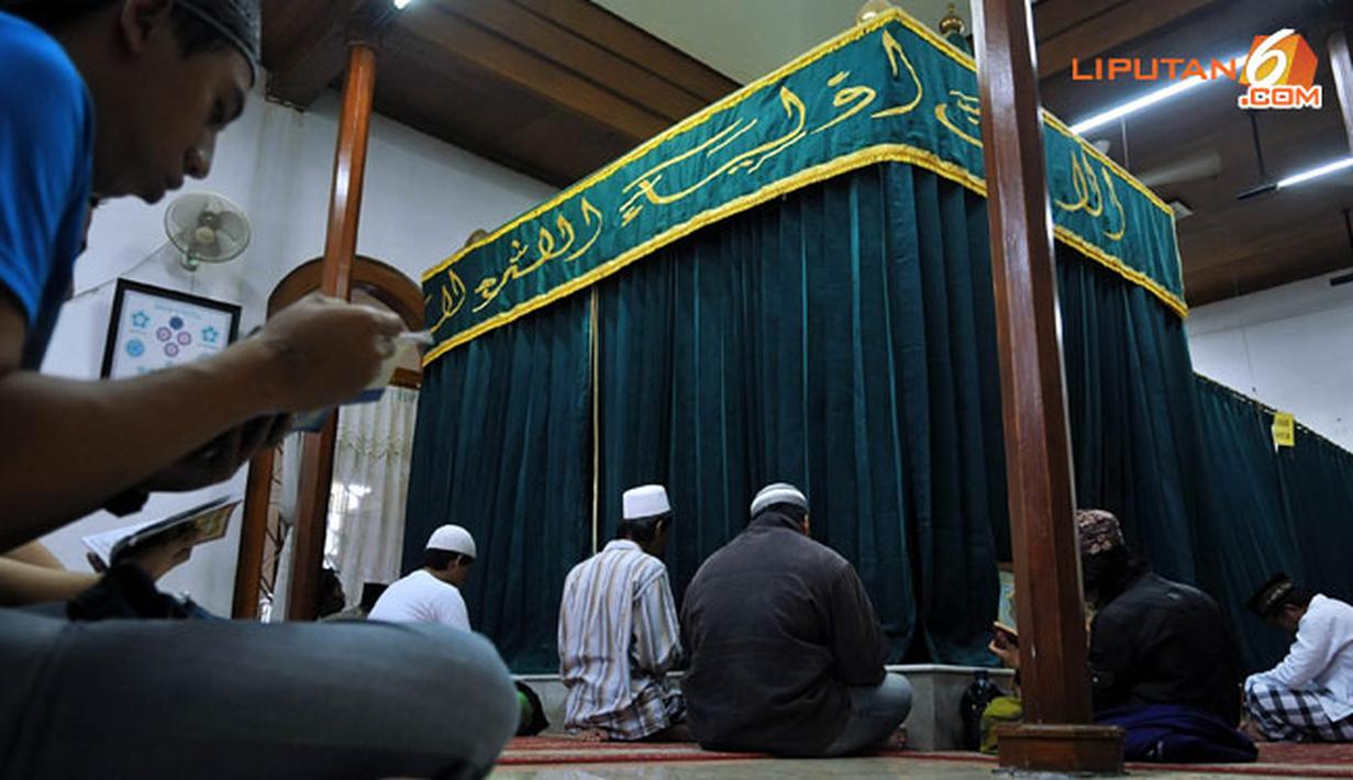 Habib Husein ingin dimakamkan di Tarim, Hadromaut, Yaman. Sampai di sana saat ingin dikuburkan mayatnya tidak ada. Namun jenazahnya Habib Husein ada di dalam kamarnya, yang sekarang jadi makamnya.(Liputan6.com/Abdul Aziz Prastowo)