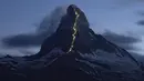 Cahaya lampu terlihat di puncak gunung Matterhorn, Zermatt, Swiss, Senin (13/7/2015). Para wisatawan yang ingin berkunjung ke gunung ini tidak perlu khawatir, karena kini telah terdapat kereta gantung menuju puncak Matterhorn. (REUTERS/Denis Balibouse)