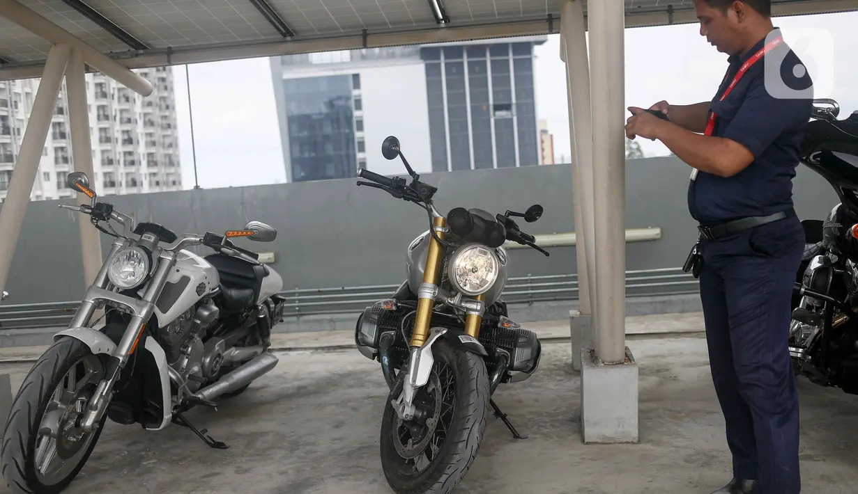 Sesi kedua dan ketiga akan menawarkan puluhan mobil mewah, sepeda motor, tas mewah, beberapa perangkat elektronik, serta perhiasan. (Liputan6.com/Herman Zakharia)