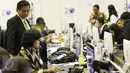Awak media melakukan peliputan acara KTT IORA 2017 di Jakarta Convention Center, Senin (6/3). Ruangan ini disediakan panitia untuk mendukung seluruh aktivitas para jurnalis untuk melaporkan kegiatan selama KTT IORA ke-20. (Liputan6.com/Angga Yuniar) 