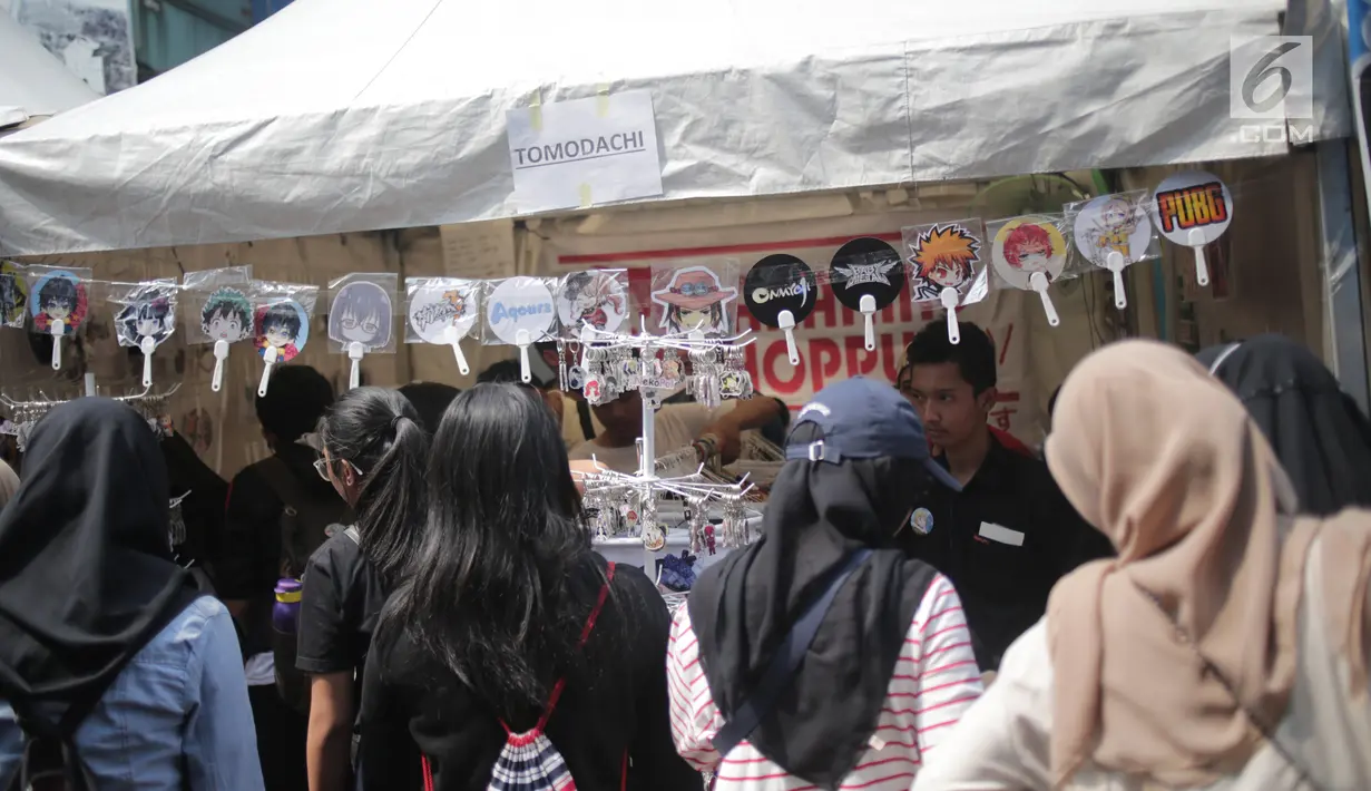 Pengunjung mengerubungi salah satu gerai yang terdapat di Festival Little Tokyo kawasan Blok M, Jakarta, Minggu (23/6/2019). Festival Little Tokyo menghadirkan berbagai jenis kuliner dan kebudayaan Jepang. (Liputan6.com/Faizal Fanani)