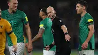 Wasit Anthony Taylor didepak ke Championship akibat keputusan kelirunya menghukum tendangan penalti kepada Wolverhampton Wanderers saat menghadapi Newcastle United pada laga pekan ke-10 Premier League 2023/2024 (28/10/2023). (AFP/Adrian Dennis)