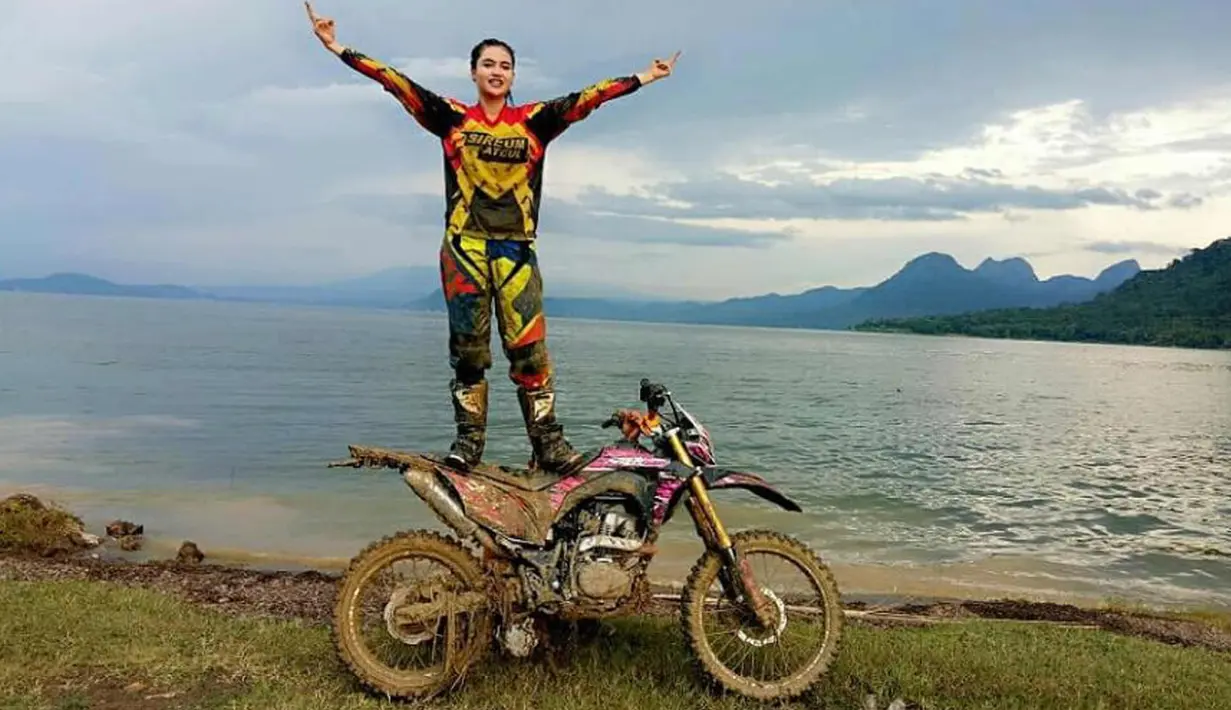 Oza Moza yang bernama asli Fuji Yanti berpose di atas motor trail. Oza Moza kerap menggungah foto-foto cantiknya berseragam PNS ke Instagram dan dibanjiri komentar oleh netizen yang mengatakan jika wajahnya mirip dengan Miyabi. (Instagram/@mozakitty95)