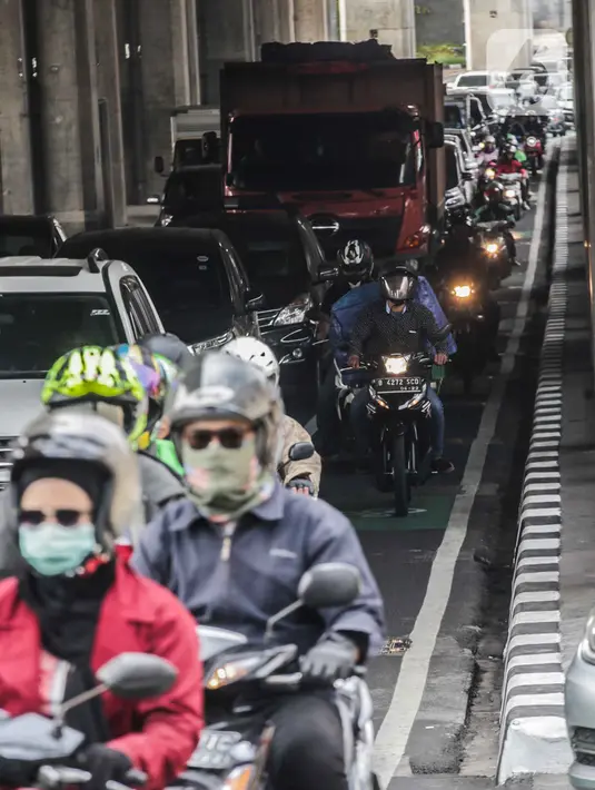 Sejumlah kendaraan roda dua melintas di jalur sepeda di Cipete Raya, Jakarta, Jumat (22/11/2019). Walaupun kendaraan yang melewati jalur sepeda akan dikenai sanksi denda Rp500.000, masih banyak pengendara yang masih bandel melintas dikarenakan kepadatan arus lalu lintas. (Liputan6.com/Faizal Fanani)